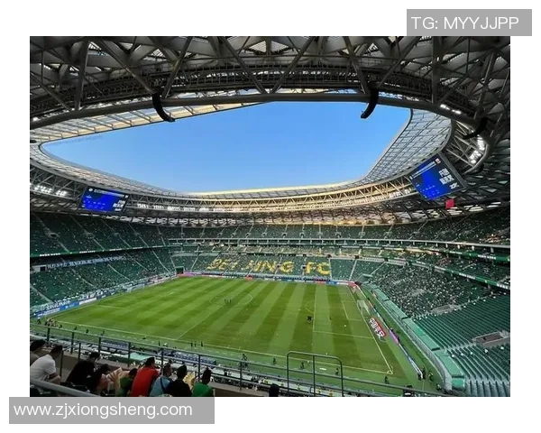 足球金光柱照耀绿茵场传奇瞬间展现运动精神与团队合作的完美结合